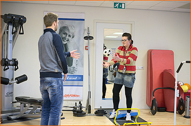 Tineke bezig met fysiotherapie